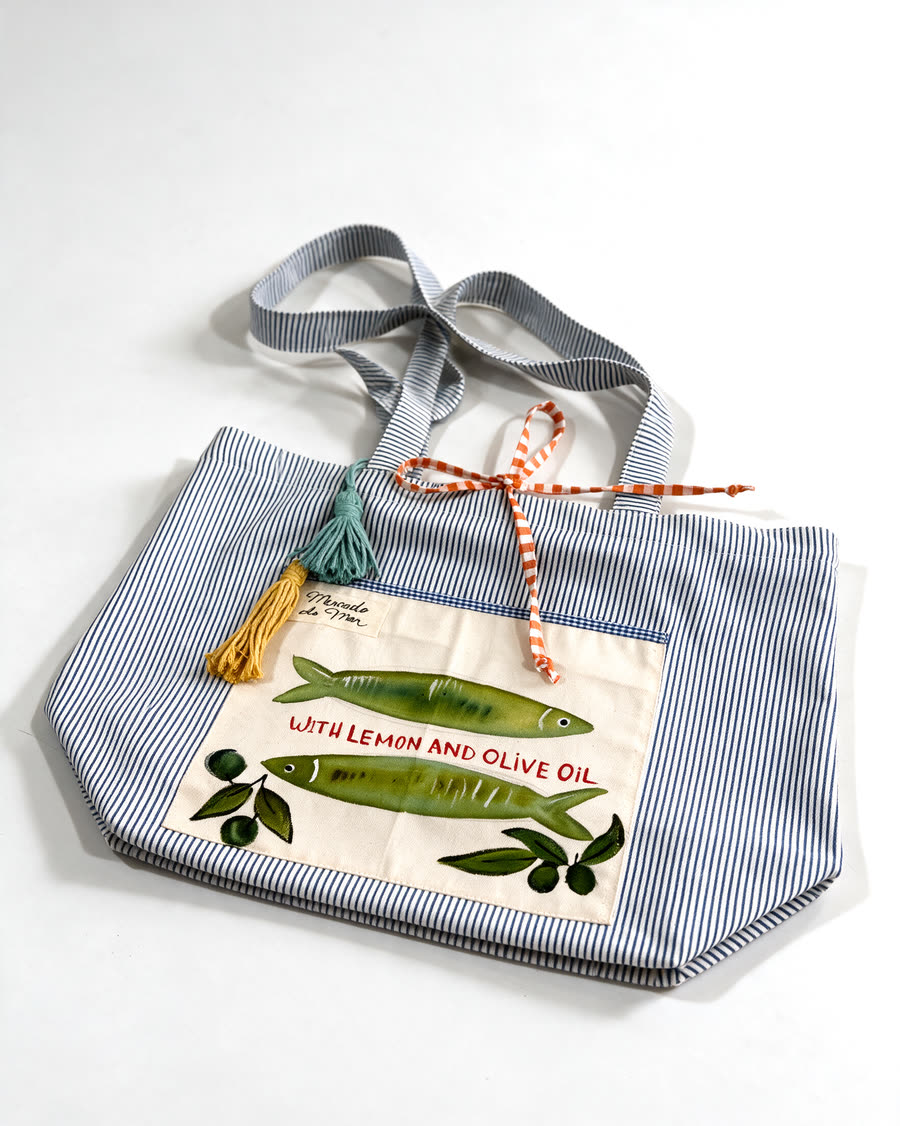 Bolsa O Azeite: duas sardinhas verdes, azeitonas e o letreiro with lemon and olive oil