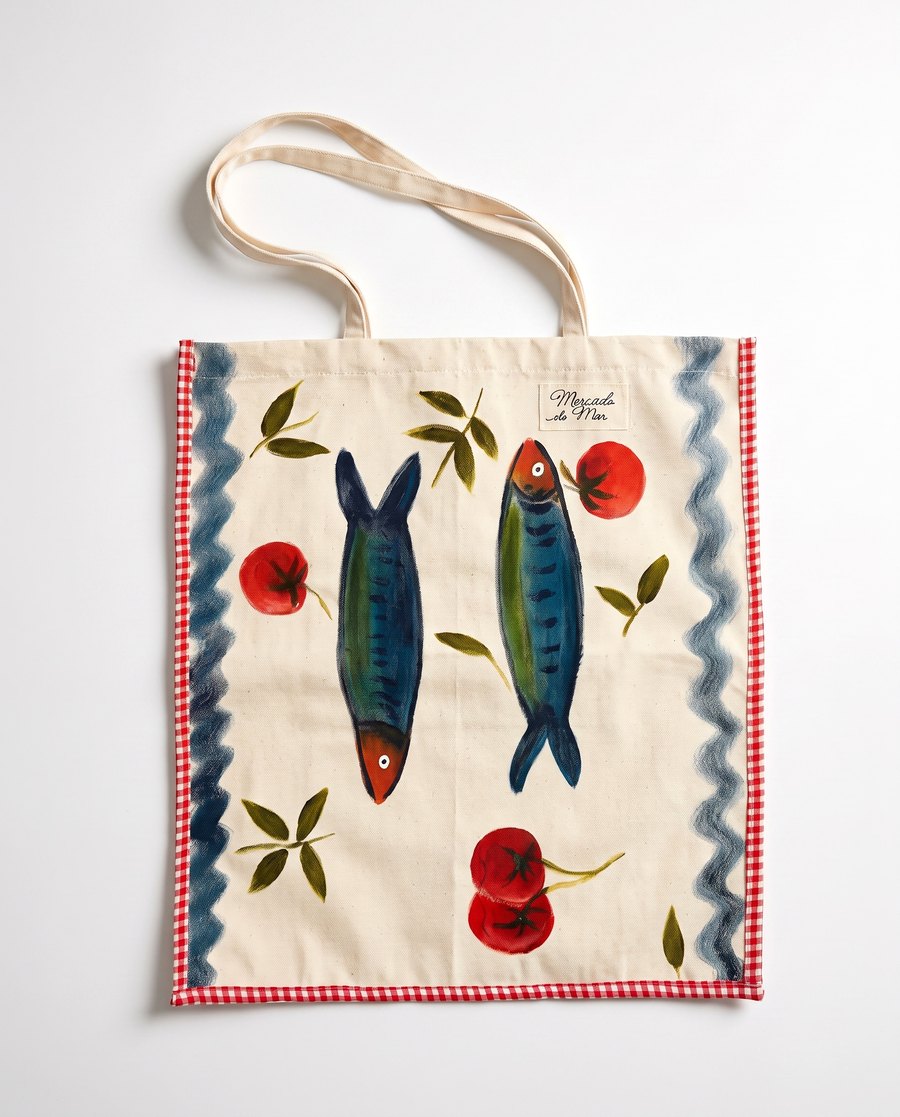 Bolsa O Escabeche: duas cavalas pintadas de cabeça trocada entre tomates e folhas, com viés xadrez vermelho