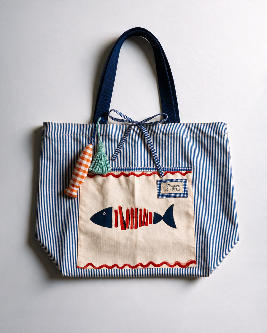 Bolsa O Vermelho: peixe azul e vermelho sobre lona crua, com fio ondulado vermelho