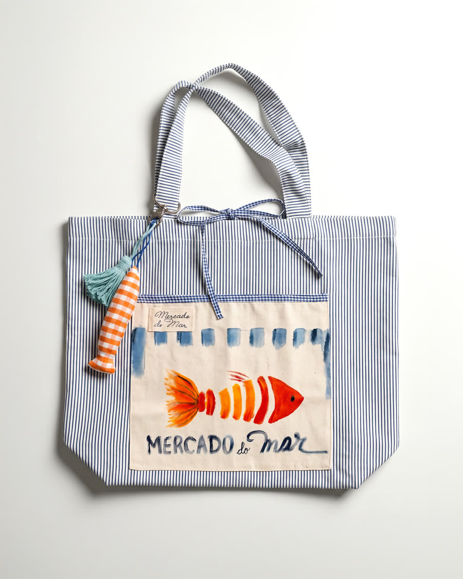 Bolsa O Peixe: peixe listrado de laranja com o letreiro Mercado do Mar