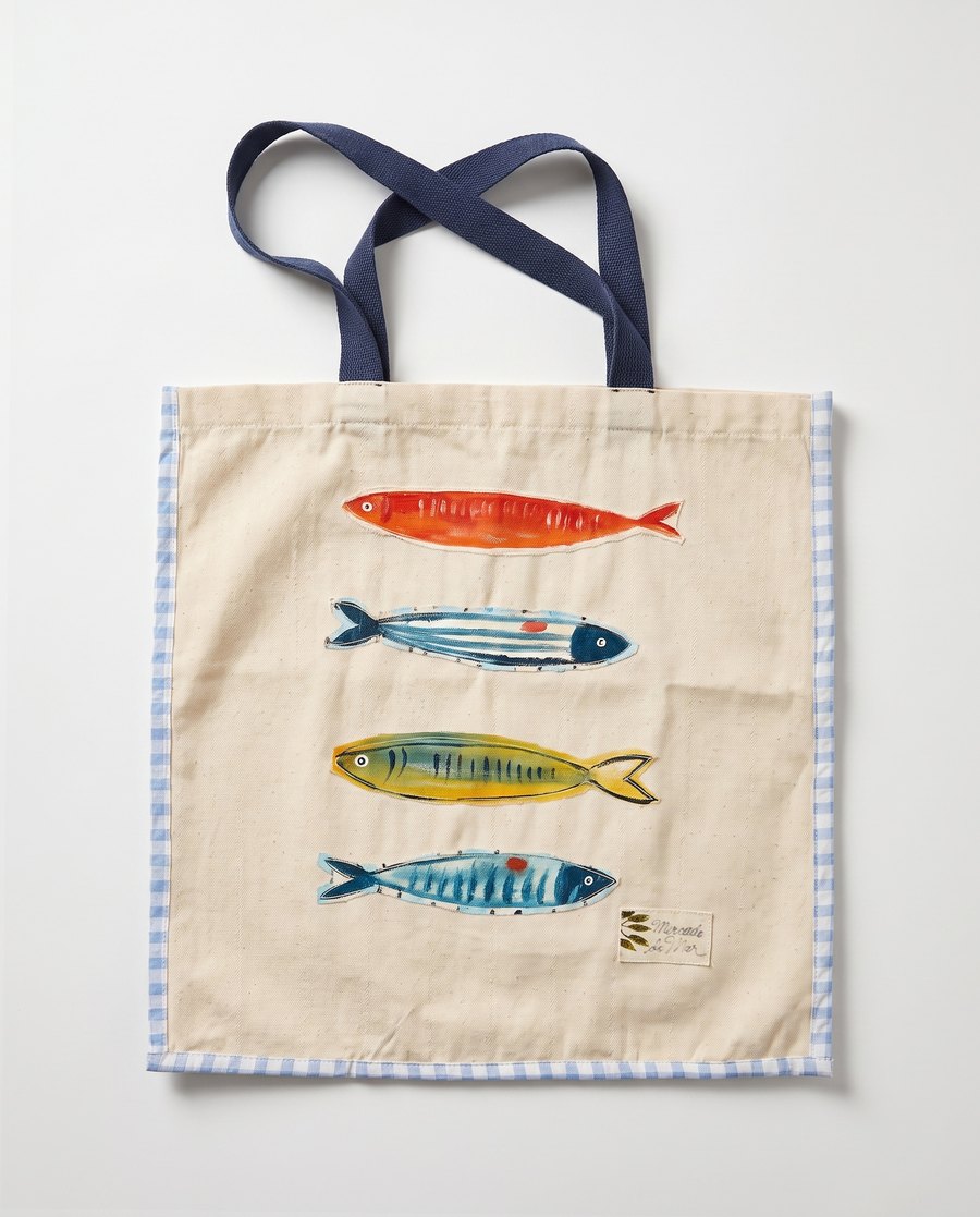 Bolsa O Quarteto: quatro peixes recortados em lona e pintados um a um, cada um de uma cor, sobre viés xadrez azul