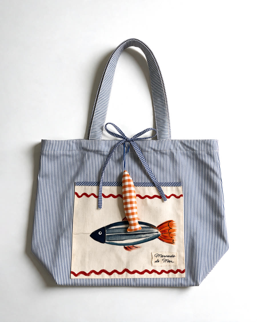 Bolsa O Robalo: peixe azul de cauda laranja sobre lona crua