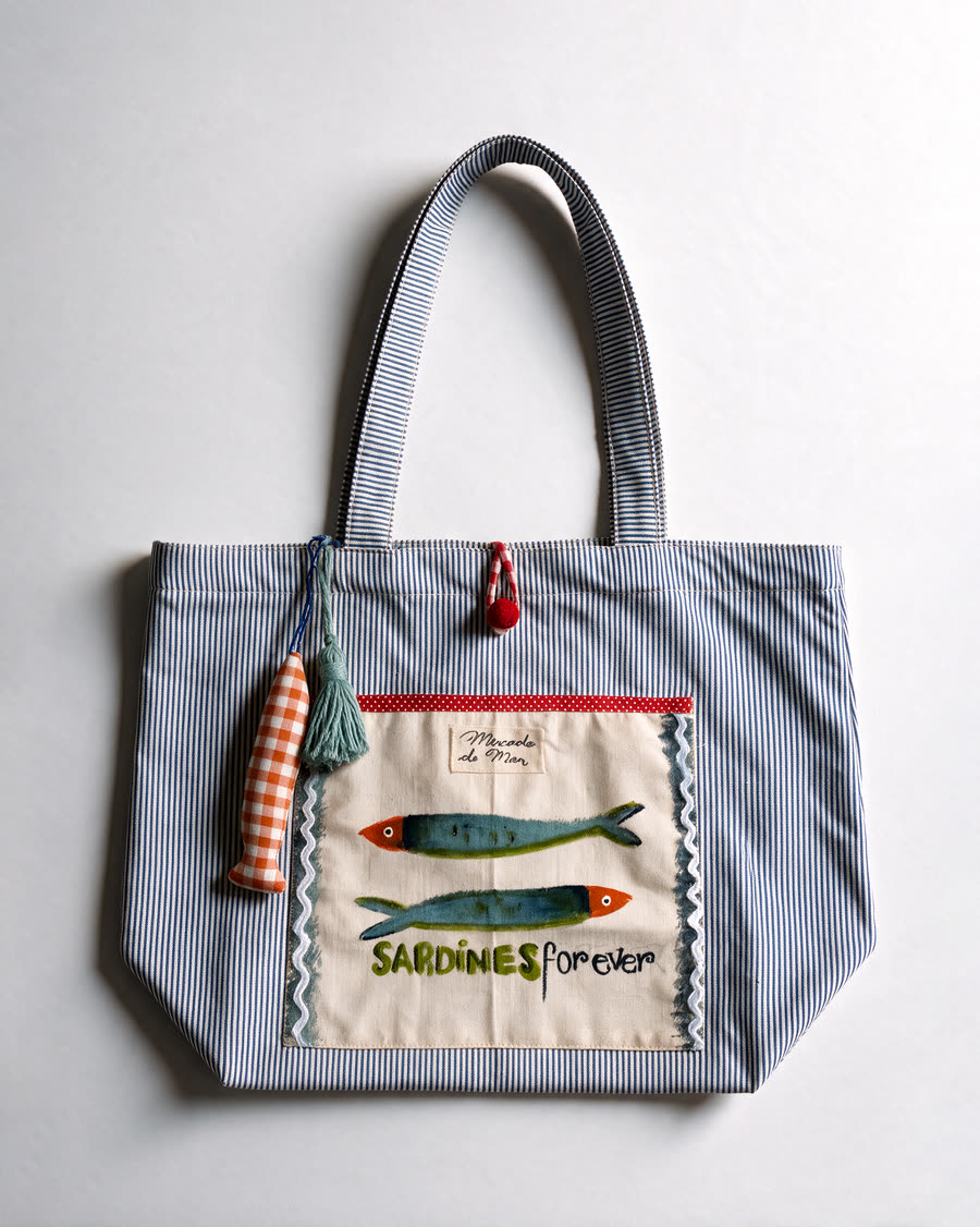 Bolsa As Sardinhas: duas sardinhas e o letreiro Sardines forever
